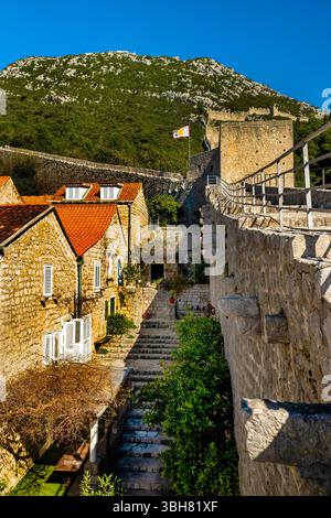 Historische Stadt Ston mit Blick von den Mauern von Ston, Kroatien. Stockfoto