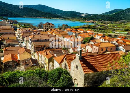Historische Stadt Ston mit Blick von den Mauern von Ston, Kroatien. Stockfoto