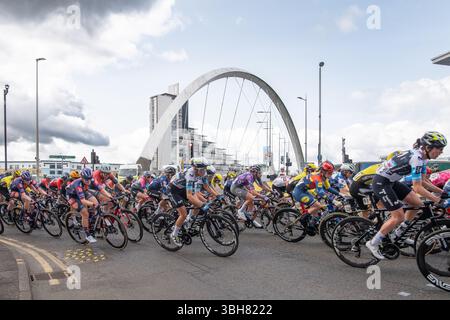 Glasgow, Schottland, Großbritannien. Juni 2025. Tour durch Großbritannien Women Stage 4, Glasgow Circuit, die Pelotonfahrt durch Glasgow. Quelle: Peter Goding/Alamy Live News Stockfoto