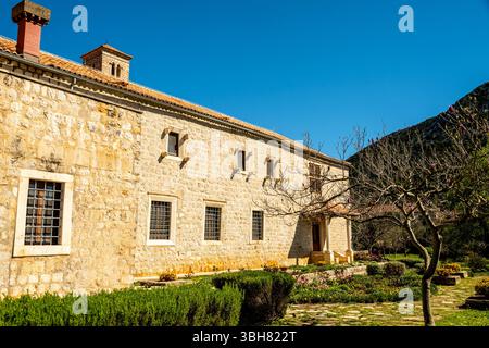 Romanisches Franziskanerkloster St. Nikolaus in der historischen Festungsstadt Ston, Kroatien. Stockfoto