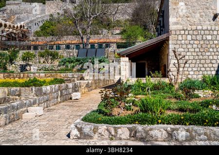 Romanisches Franziskanerkloster St. Nikolaus in der historischen Festungsstadt Ston, Kroatien. Stockfoto