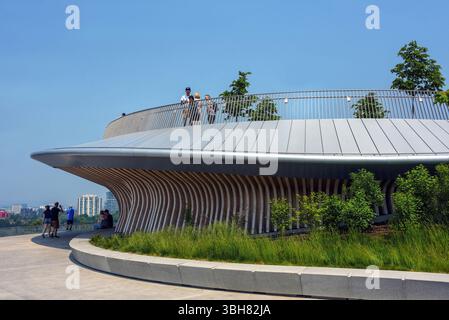 Ottawa, Kanada - 7. Juni 2025: Der neu gestaltete Kiweki Point bietet Zugang zu spektakulären Aussichtspunkten mit Panoramablick auf das Parliament Hi Stockfoto