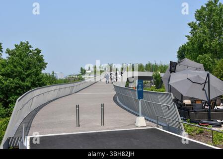 Ottawa, Kanada - 7. Juni 2025: Die neue Pidaban-Fußgängerbrücke, ein Fußweg, der am Major’s Hill Park und der Tavern on the Hill beginnt und zum neuen führt Stockfoto