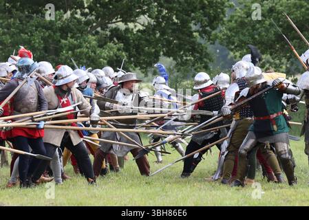 London, UK, 8. Juni 2025. Es gab besseres Wetter für das Barnet Medieval Festival 2025 an seinem zweiten Tag. Am neuen Veranstaltungsort der Lewis of London Ice Cream Farm konnten Besucher die Nachstellungen der Schlacht von St Albans am 17. Februar 1461 und der Schlacht von Barnet am 14. April 1471 während der Rosenkriege beobachten und den mittelalterlichen Markt erkunden, bei dem Kinder Aktivitäten, Speisen und Getränke angeboten werden. Kredit : Monica Wells/Alamy Live News Stockfoto