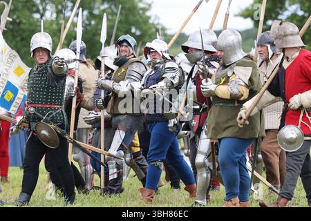 London, UK, 8th June 2025. There was better weather for the Barnet Medieval Festival 2025 on it's second day. Taking place in it's new venue of Lewis of London Ice Cream Farm, visitors could watch battle re-enactments from the 2nd Battle of St Albans, 17th February 1461 & The Battle of Barnet 14th April 1471, during the Wars of the Roses, as well as exploring the Medieval Market, with childrens' activities, food and drink. Credit : Monica Wells/Alamy Live News Stockfoto