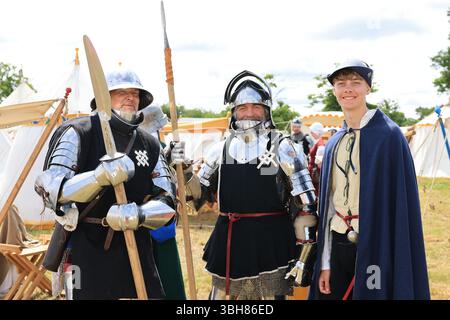 London, UK, 8th June 2025. There was better weather for the Barnet Medieval Festival 2025 on it's second day. Taking place in it's new venue of Lewis of London Ice Cream Farm, visitors could watch battle re-enactments from the 2nd Battle of St Albans, 17th February 1461 & The Battle of Barnet 14th April 1471, during the Wars of the Roses, as well as exploring the Medieval Market, with childrens' activities, food and drink. Credit : Monica Wells/Alamy Live News Stockfoto