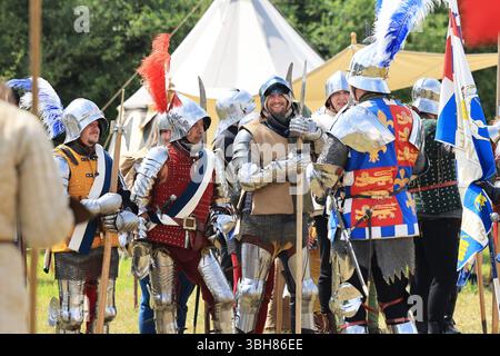 London, UK, 8. Juni 2025. Es gab besseres Wetter für das Barnet Medieval Festival 2025 an seinem zweiten Tag. Am neuen Veranstaltungsort der Lewis of London Ice Cream Farm konnten Besucher die Nachstellungen der Schlacht von St Albans am 17. Februar 1461 und der Schlacht von Barnet am 14. April 1471 während der Rosenkriege beobachten und den mittelalterlichen Markt erkunden, bei dem Kinder Aktivitäten, Speisen und Getränke angeboten werden. Kredit : Monica Wells/Alamy Live News Stockfoto