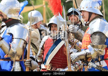 London, UK, 8. Juni 2025. Es gab besseres Wetter für das Barnet Medieval Festival 2025 an seinem zweiten Tag. Am neuen Veranstaltungsort der Lewis of London Ice Cream Farm konnten Besucher die Nachstellungen der Schlacht von St Albans am 17. Februar 1461 und der Schlacht von Barnet am 14. April 1471 während der Rosenkriege beobachten und den mittelalterlichen Markt erkunden, bei dem Kinder Aktivitäten, Speisen und Getränke angeboten werden. Kredit : Monica Wells/Alamy Live News Stockfoto