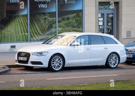 OSTRAVA, TSCHECHIEN - 18. DEZEMBER 2023: Weißer Audi A6 Avant Typ C7 Executive-Wagen parkt auf der Straße Stockfoto