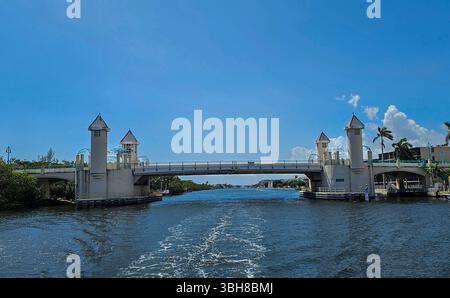 Boynton Beach Bascule Bridge über den Intracoastal Waterway, Palm Beach County, Florida. Sie ist auch als Ocean Avenue Bridge bekannt. Stockfoto