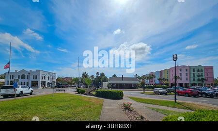Downtown Fernandina Beach und historischer Bahnhof vom Yachthafen Amelia Island, Florida Stockfoto