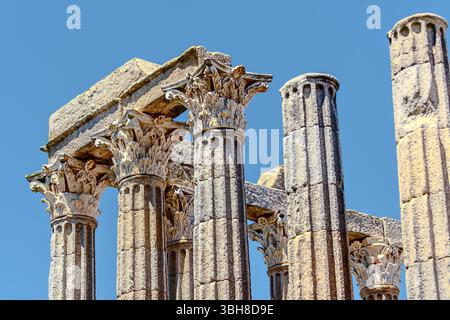 Evora, Portugal 26. Mai 2022: Evoras historisches Zentrum ist gut erhalten und zeigt römische, maurische und mittelalterliche Einflüsse. Stockfoto