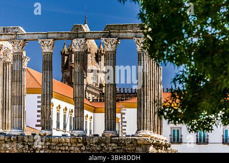 Evora, Portugal 26. Mai 2022: Evoras historisches Zentrum ist gut erhalten und zeigt römische, maurische und mittelalterliche Einflüsse. Stockfoto