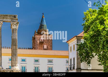 Evora, Portugal 26. Mai 2022: Evoras historisches Zentrum ist gut erhalten und zeigt römische, maurische und mittelalterliche Einflüsse. Stockfoto