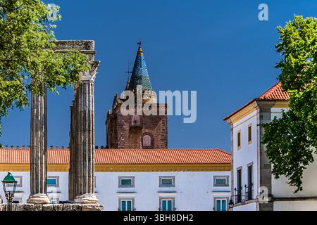 Evora, Portugal 26. Mai 2022: Evoras historisches Zentrum ist gut erhalten und zeigt römische, maurische und mittelalterliche Einflüsse. Stockfoto