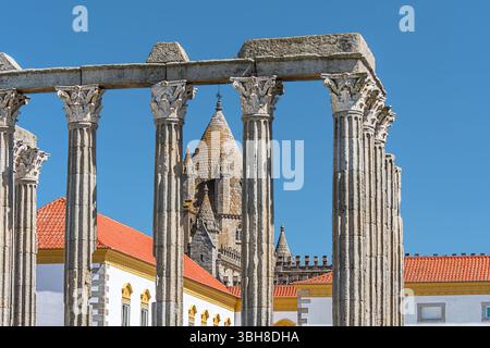 Evora, Portugal 26. Mai 2022: Evoras historisches Zentrum ist gut erhalten und zeigt römische, maurische und mittelalterliche Einflüsse. Stockfoto