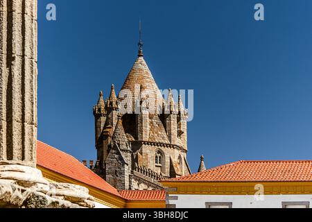 Evora, Portugal 26. Mai 2022: Evoras historisches Zentrum ist gut erhalten und zeigt römische, maurische und mittelalterliche Einflüsse. Stockfoto
