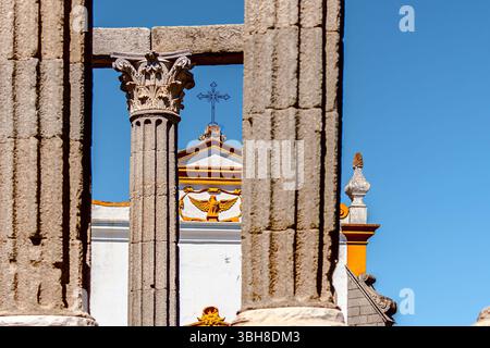 Evora, Portugal 26. Mai 2022: Evoras historisches Zentrum ist gut erhalten und zeigt römische, maurische und mittelalterliche Einflüsse. Stockfoto