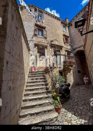 Trogir, Split, Kroatien, Panoramablick, Altstadt, Historisches Viertel, Altes Stadthaus, Treppe, Vordergebäude Stockfoto