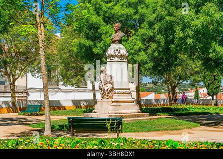 Evora, Portugal 26. Mai 2022: Evoras historisches Zentrum ist gut erhalten und zeigt römische, maurische und mittelalterliche Einflüsse. Stockfoto