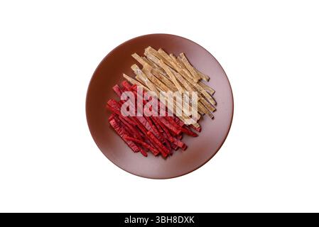 Ein Set Jerky oder Snacks mit Huhn und Fisch mit Salz und Gewürzen. Getrocknete Biersnacks Stockfoto
