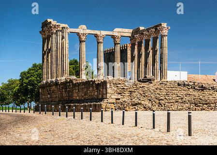 Evora, Portugal 26. Mai 2022: Evoras historisches Zentrum ist gut erhalten und zeigt römische, maurische und mittelalterliche Einflüsse. Stockfoto