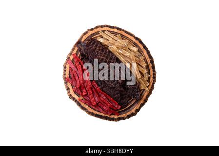 Ein Set Jerky oder Snacks aus Rindfleisch, Huhn und Fisch mit Salz und Gewürzen. Getrocknete Biersnacks Stockfoto