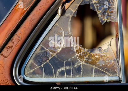 Nelson, NV, USA. Februar 2011. Eine Nahaufnahme eines alten, verrosteten Lkws mit abblätternder Farbe und einem gebrochenen Seitenfenster. Verwittertes Metall zeigt jahrelangen Verschleiß und erzählt Geschichten von harten Reisen und vergessenen Tagen. (Kreditbild: © Walter G. Arce Sr./ASP via ZUMA Press Wire) NUR REDAKTIONELLE VERWENDUNG! Nicht für kommerzielle ZWECKE! Stockfoto
