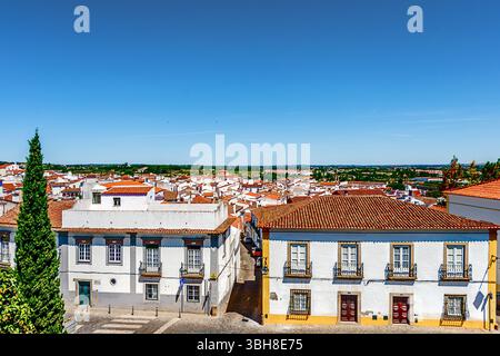 Evora, Portugal 26. Mai 2022: Evoras historisches Zentrum ist gut erhalten und zeigt römische, maurische und mittelalterliche Einflüsse. Stockfoto