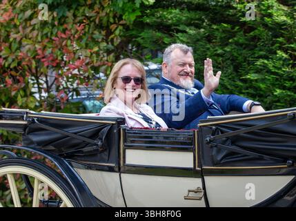 Brentwood Essex uk 8. Juni 2025 die Strawberry Fair von Brentwood kommt mit besonderer Bedeutung zum 80. Jahrestag des VE Day. Der neue Bürgermeister von Brentwood und seine Oberbürgerin Vanessa Laplain kamen mit einem Pferd und einer Kutsche von Bennett's Credit: Richard Lincoln/Alamy Live News Stockfoto