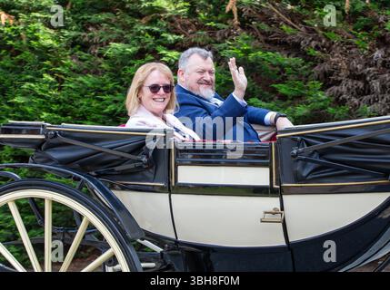 Brentwood Essex uk 8. Juni 2025 die Strawberry Fair von Brentwood kommt mit besonderer Bedeutung zum 80. Jahrestag des VE Day. Der neue Bürgermeister von Brentwood und seine Oberbürgerin Vanessa Laplain kamen mit einem Pferd und einer Kutsche von Bennett's Credit: Richard Lincoln/Alamy Live News Stockfoto