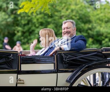 Brentwood Essex uk 8. Juni 2025 die Strawberry Fair von Brentwood kommt mit besonderer Bedeutung zum 80. Jahrestag des VE Day. Der neue Bürgermeister von Brentwood und seine Oberbürgerin Vanessa Laplain kamen mit einem Pferd und einer Kutsche von Bennett's Credit: Richard Lincoln/Alamy Live News Stockfoto