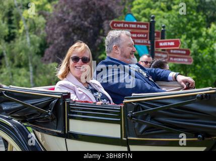 Brentwood Essex uk 8. Juni 2025 die Strawberry Fair von Brentwood kommt mit besonderer Bedeutung zum 80. Jahrestag des VE Day. Der neue Bürgermeister von Brentwood und seine Oberbürgerin Vanessa Laplain kamen mit einem Pferd und einer Kutsche von Bennett's Credit: Richard Lincoln/Alamy Live News Stockfoto