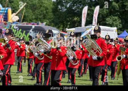 Brentwood Essex uk 8. Juni 2025 die Strawberry Fair von Brentwood kommt mit besonderer Bedeutung zum 80. Jahrestag des VE Day. Der neue Bürgermeister von Brentwood und seine Oberbürgerin Vanessa Laplain kamen mit einem Pferd und einer Kutsche von Bennett's Credit: Richard Lincoln/Alamy Live News Stockfoto