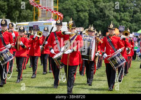 Brentwood Essex uk 8. Juni 2025 die Strawberry Fair von Brentwood kommt mit besonderer Bedeutung zum 80. Jahrestag des VE Day. Der neue Bürgermeister von Brentwood und seine Oberbürgerin Vanessa Laplain kamen mit einem Pferd und einer Kutsche von Bennett's Credit: Richard Lincoln/Alamy Live News Stockfoto