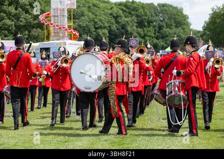 Brentwood Essex uk 8. Juni 2025 die Strawberry Fair von Brentwood kommt mit besonderer Bedeutung zum 80. Jahrestag des VE Day. Der neue Bürgermeister von Brentwood und seine Oberbürgerin Vanessa Laplain kamen mit einem Pferd und einer Kutsche von Bennett's Credit: Richard Lincoln/Alamy Live News Stockfoto