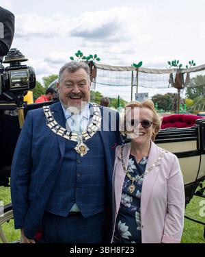 Brentwood Essex uk 8. Juni 2025 die Strawberry Fair von Brentwood kommt mit besonderer Bedeutung zum 80. Jahrestag des VE Day. Der neue Bürgermeister von Brentwood und seine Oberbürgerin Vanessa Laplain kamen mit einem Pferd und einer Kutsche von Bennett's Credit: Richard Lincoln/Alamy Live News Stockfoto