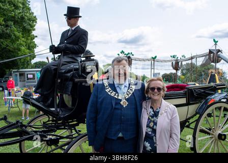Brentwood Essex uk 8. Juni 2025 die Strawberry Fair von Brentwood kommt mit besonderer Bedeutung zum 80. Jahrestag des VE Day. Der neue Bürgermeister von Brentwood und seine Oberbürgerin Vanessa Laplain kamen mit einem Pferd und einer Kutsche von Bennett's Credit: Richard Lincoln/Alamy Live News Stockfoto