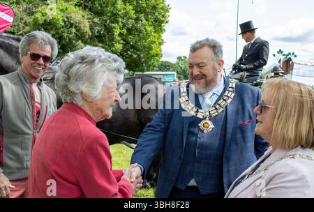 Brentwood Essex, Großbritannien. Juni 2025. Councillor Jay Laplain, der neue Bürgermeister von Brentwood und seine Mayoress Vanessa Laplain treffen auf der Strawberry Fair auf die 99-jährige Lily Griffiths, die ihr ganzes Leben in Brentwood war. Sie wird nächstes Jahr ihren 100. Geburtstag feiern und einen Brief von King Charles lll erhalten. Credit: Richard Lincoln/Alamy Live News Stockfoto
