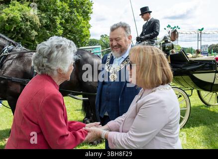Brentwood Essex, Großbritannien. Juni 2025. Councillor Jay Laplain, der neue Bürgermeister von Brentwood und seine Mayoress Vanessa Laplain treffen auf der Strawberry Fair auf die 99-jährige Lily Griffiths, die ihr ganzes Leben in Brentwood war. Sie wird nächstes Jahr ihren 100. Geburtstag feiern und einen Brief von King Charles lll erhalten. Credit: Richard Lincoln/Alamy Live News Stockfoto