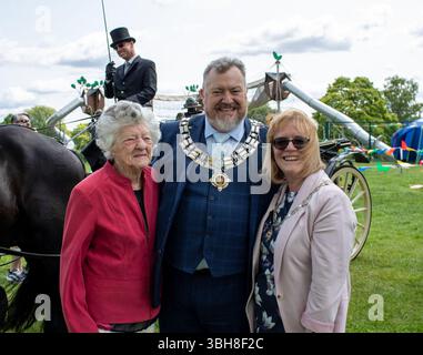 Brentwood Essex, Großbritannien. Juni 2025. Councillor Jay Laplain, der neue Bürgermeister von Brentwood und seine Mayoress Vanessa Laplain treffen auf der Strawberry Fair auf die 99-jährige Lily Griffiths, die ihr ganzes Leben in Brentwood war. Sie wird nächstes Jahr ihren 100. Geburtstag feiern und einen Brief von King Charles lll erhalten. Credit: Richard Lincoln/Alamy Live News Stockfoto