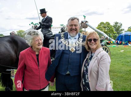 Brentwood Essex, Großbritannien. Juni 2025. Councillor Jay Laplain, der neue Bürgermeister von Brentwood und seine Mayoress Vanessa Laplain treffen auf der Strawberry Fair auf die 99-jährige Lily Griffiths, die ihr ganzes Leben in Brentwood war. Sie wird nächstes Jahr ihren 100. Geburtstag feiern und einen Brief von King Charles lll erhalten. Credit: Richard Lincoln/Alamy Live News Stockfoto