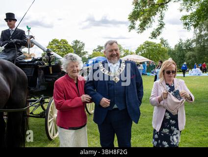 Brentwood Essex, Großbritannien. Juni 2025. Councillor Jay Laplain, der neue Bürgermeister von Brentwood und seine Mayoress Vanessa Laplain treffen auf der Strawberry Fair auf die 99-jährige Lily Griffiths, die ihr ganzes Leben in Brentwood war. Sie wird nächstes Jahr ihren 100. Geburtstag feiern und einen Brief von King Charles lll erhalten. Credit: Richard Lincoln/Alamy Live News Stockfoto