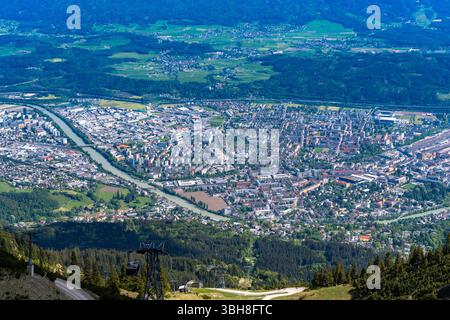 Aus der Vogelperspektive der Stadt Innsbruck mit dem Inn von der Seilbahnstation Seegruben im Frühling an einem sonnigen Tag, Innsbruck, Österreich Stockfoto