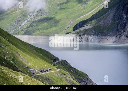Wanderweg am Stausee Lac des Dix mit Staudamm Grande-Dixence, Walliser Alpen, Wallis, Schweiz, Europa Stockfoto