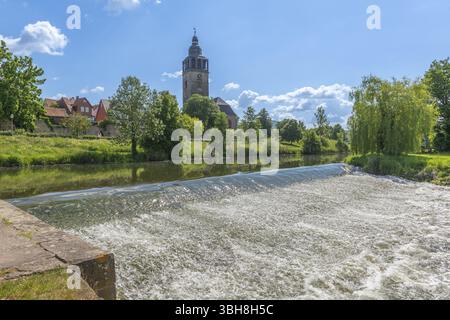 St. Crucis Kirche, Bad Sooden, Allendorf, Allendorf Bezirk, Kirchturm, turmuhr, Stadtmauer, Fachwerkhäuser, Wasserspiegelung, Flussufer Stockfoto