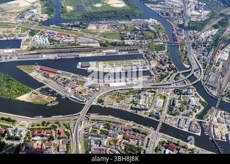 Stettin, Pommern, Stettin, Woiwodschaft Pommern, Woiwodschaft Westpommern, oder, Fluss, Luftaufnahme, Logistik, Infrastruktur, kai, Tank fa Stockfoto