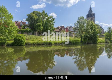St. Crucis Kirche, Bad Sooden, Allendorf, Allendorf Bezirk, Kirchturm, turmuhr, Stadtmauer, Fachwerkhäuser, Wasserspiegelung, Flussufer Stockfoto