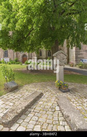 Vorhof der St. Crucis Kirche, Bad Sooden, Allendorf, Bezirk Allendorf, Gedenkstein für die barmherzige Heilige Elisabeth von Thüringen, 13. Jahrhundert, A Stockfoto