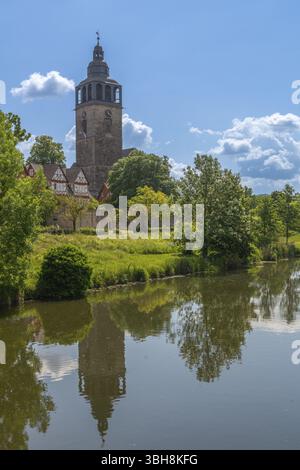 St. Crucis Kirche, Bad Sooden, Allendorf -O rtsteil Allendorf, Kirchturm, Turmuhr, Stadtmauer, Fachwerkhäuser, Wasserreflexion, Flussverbot Stockfoto